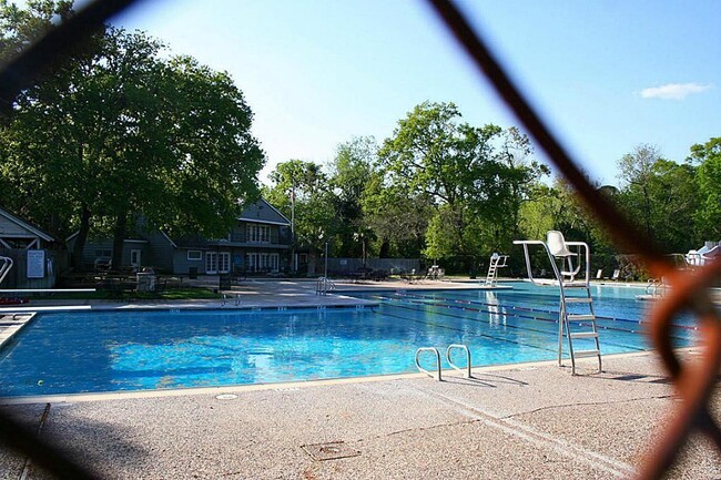 Building Photo - 527 Briar Knoll Dr
