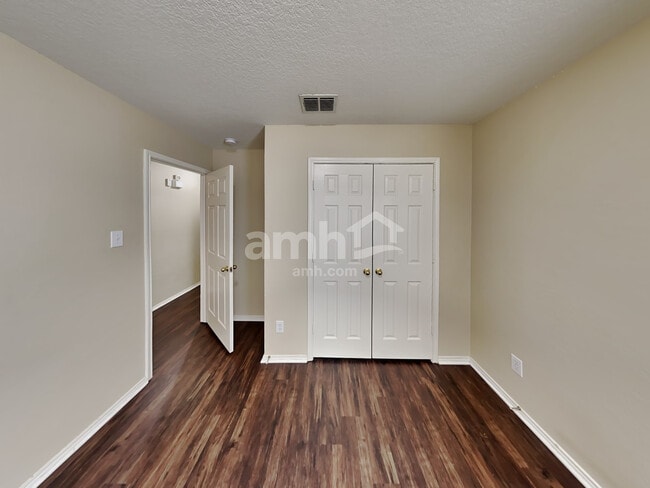 Building Photo - 511 Point Vly