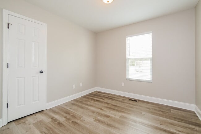 Building Photo - 145 Lynn Dr