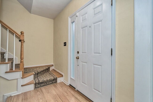Building Photo - 625 Creekwood Dr