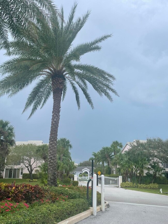 Building Photo - 4205 Fairway Dr N