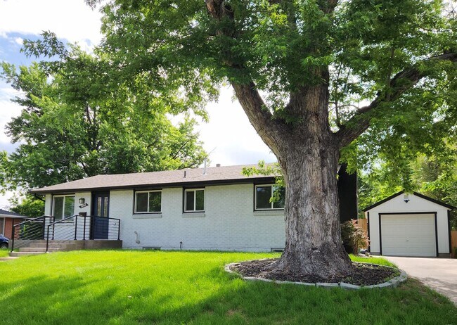 Building Photo - Completely renovated Ranch Style home in E...