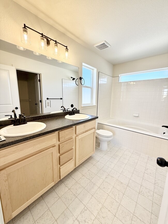 Building Photo - 2392 Jasmine Ln