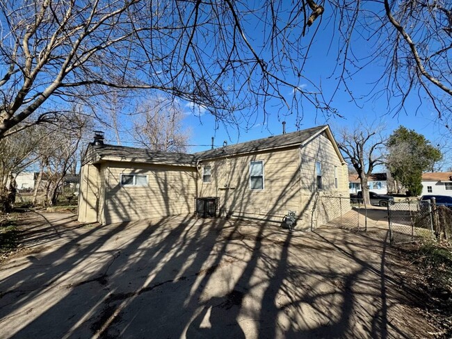 Building Photo - 3 Bed 1 Bath With Bonus Room!