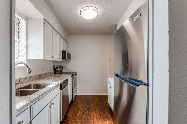 Building Photo - Stylish Half-Duplex in Arlington