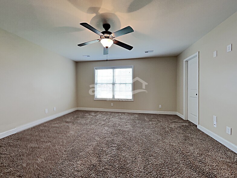 Building Photo - 7217 Deer Springs Way