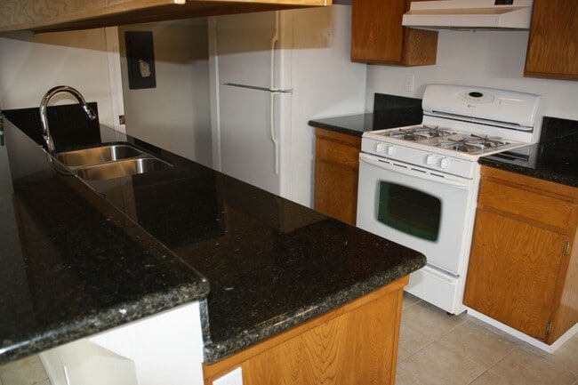 Building Photo - 2 Bedroom Condo for Rent