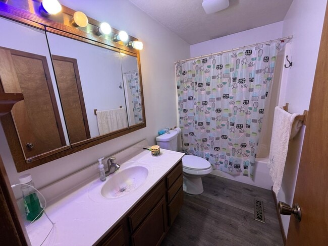 Building Photo - $2500 - 3 Bed 1.5 Bath Home in Riverside