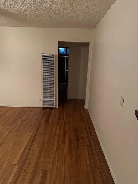 Building Photo - 728 W 16th St