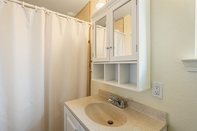 Building Photo - New rental now available in Del Grande!!