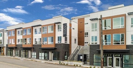 Building Photo - Ballard Townhouse 2bd/2ba, AC, Garage Parking