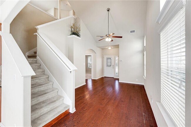 Building Photo - 930 Alamo Plaza Dr