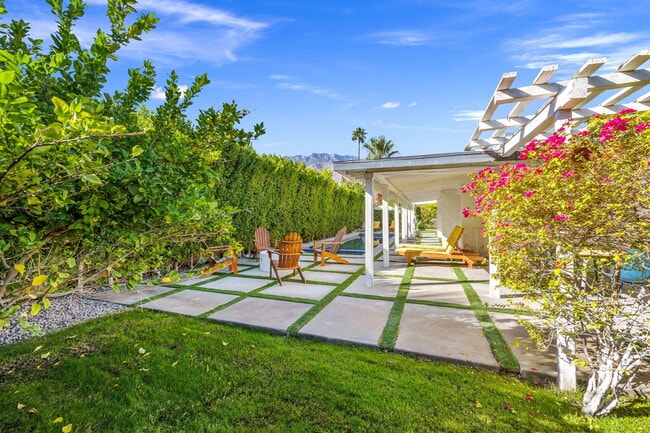 Building Photo - 1433 E Caleta Way