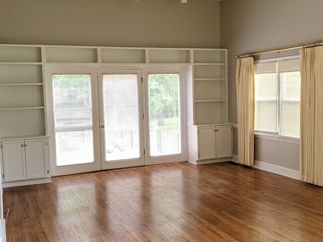 Building Photo - Advance NC - Large Lot/Master on Main