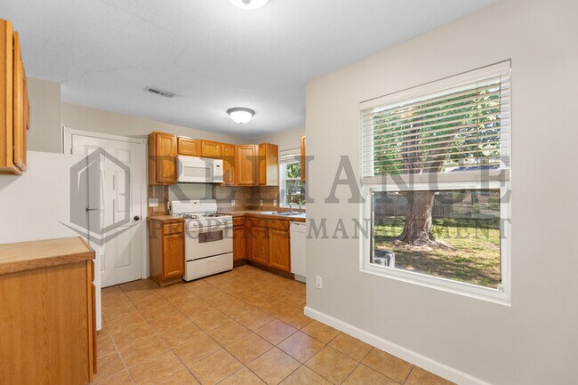 Building Photo - 1806 N Hood St