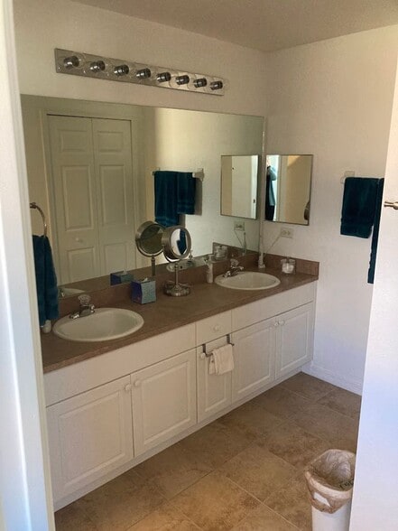 Building Photo - Short term FULLY FURNISHED vacation rental ,3/2 Pool Home on canal