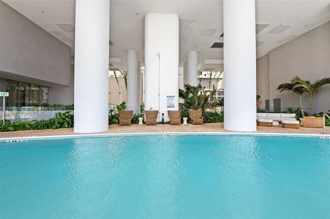 Building Photo - 700 NE 24th St