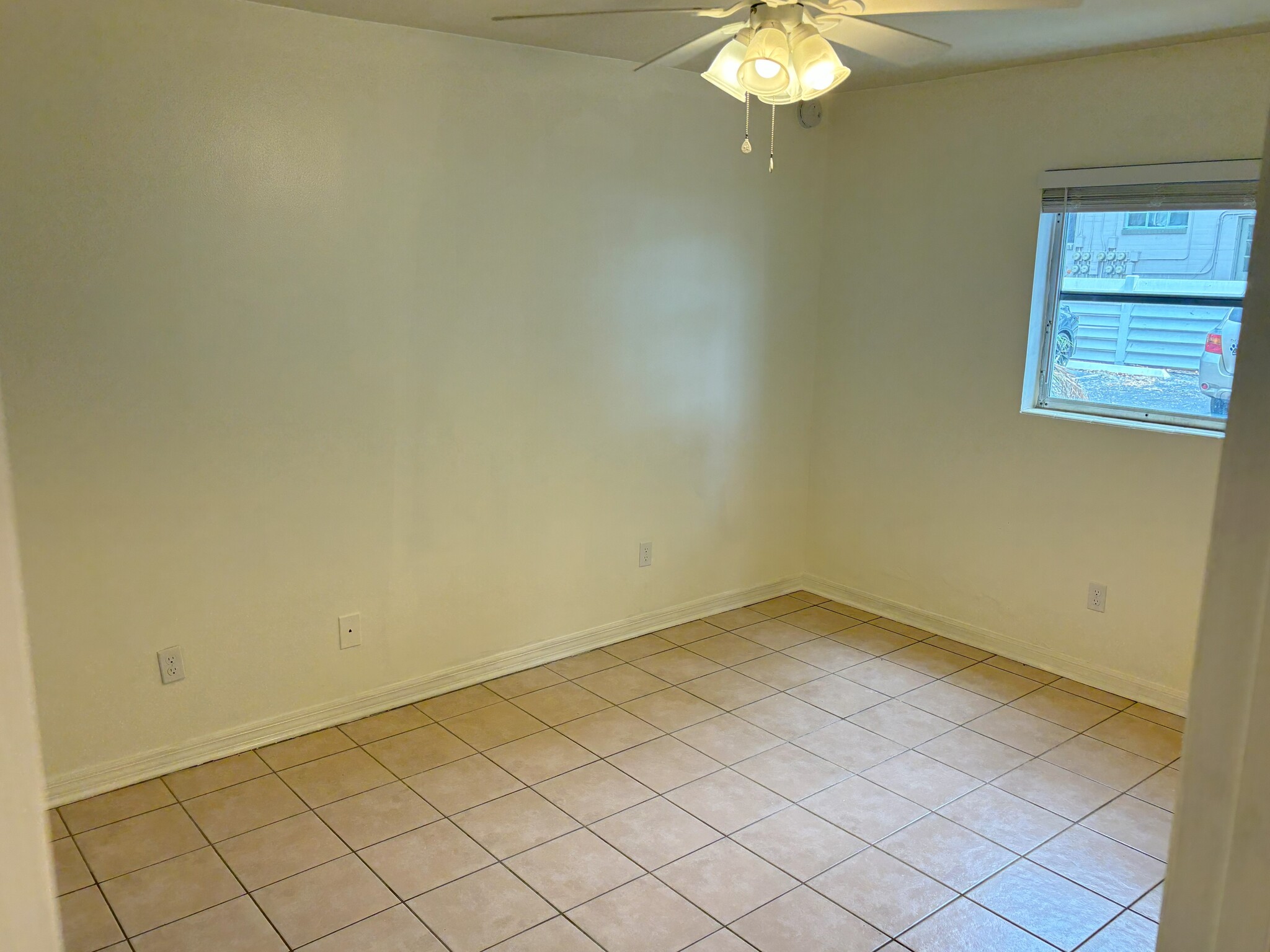 Building Photo - 320 Lakeview St