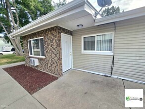 Building Photo - Don't Miss Out on This Lovely Three Bedroo...