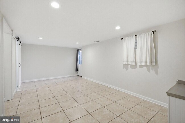 Building Photo - 204 Livingston Ct