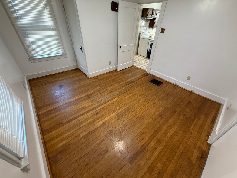 2nd bedroom - 2937 Iowa St