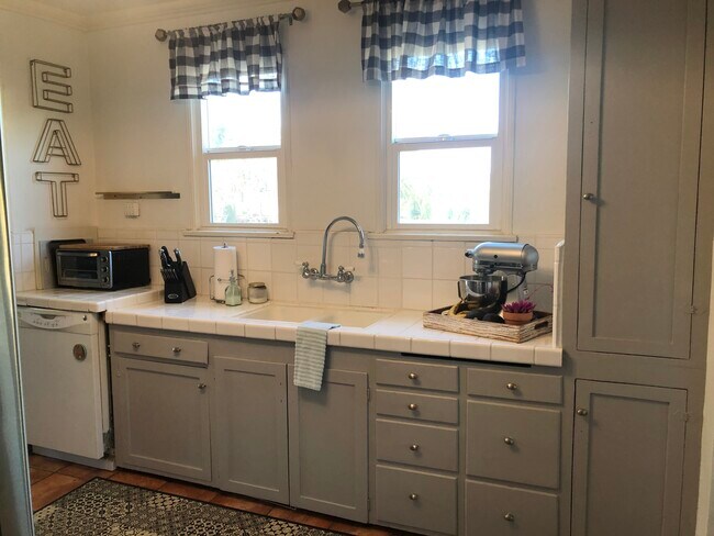 Building Photo - 1603 Stearns Dr