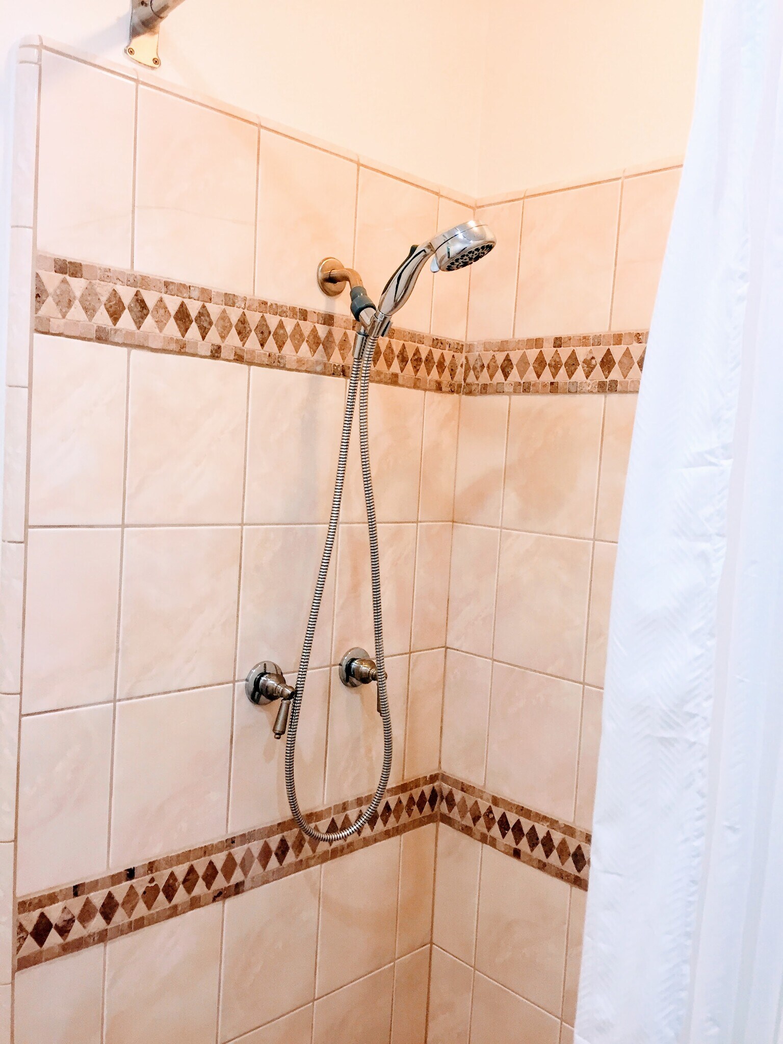 Main bathroom - 999 San Pasqual St