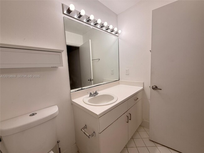 Building Photo - 2078 Madeira Dr