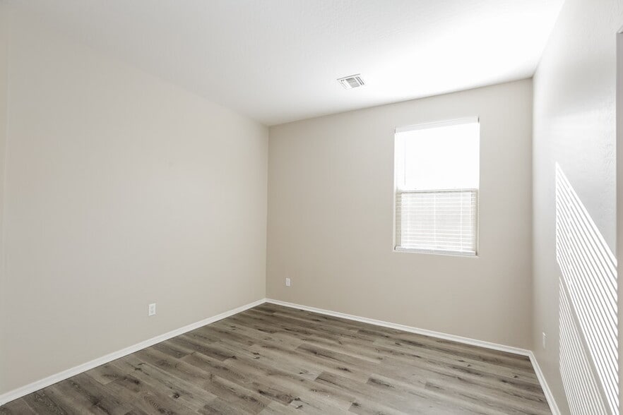 Building Photo - 819 S 176th Ln