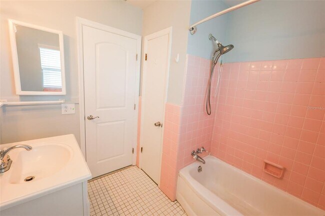 Building Photo - 686 Manor Dr W