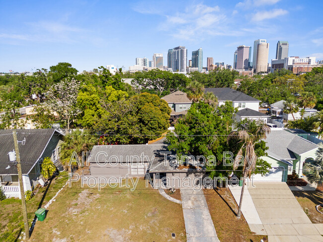 Building Photo - 905 N Newport Ave