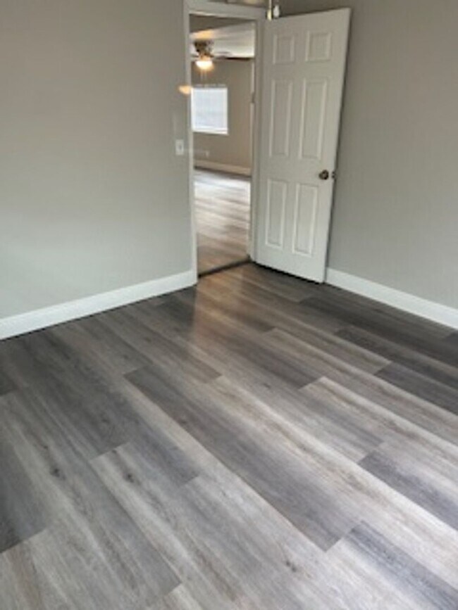 Building Photo - 3 bdrm/2 bath home available immediately!