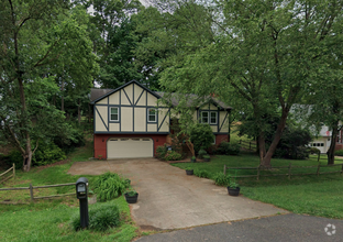 Building Photo - Charming Split Foyer with Spacious Layout ...