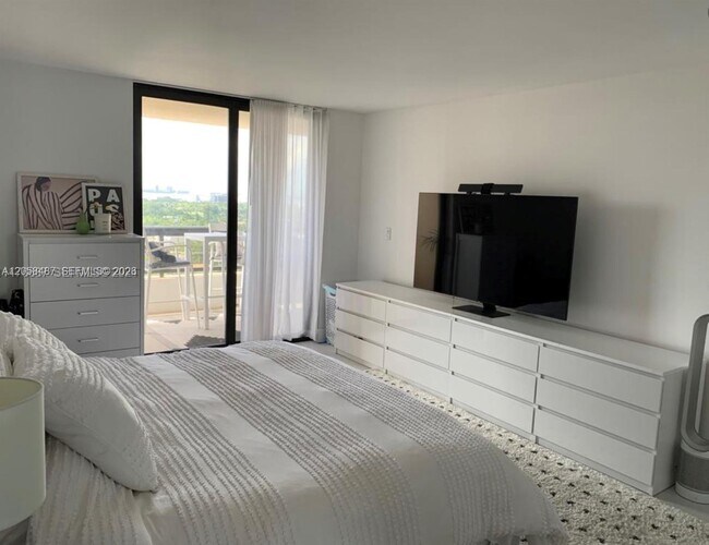 Building Photo - 2555 Collins Ave