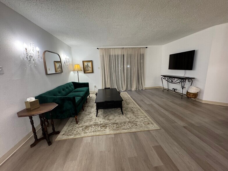 Building Photo - 2826 S Bartell Dr