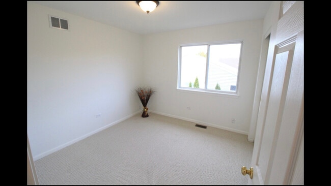 Building Photo - 217 Sparrow Ln