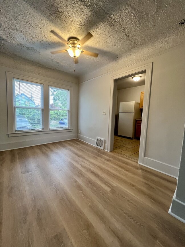 Building Photo - 105 W Rundell St