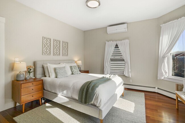 Building Photo - 596 E 2nd St