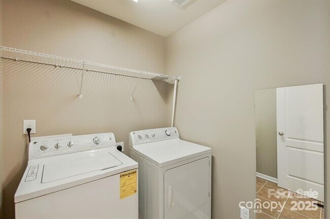 Building Photo - 149 Glade Vly Ave