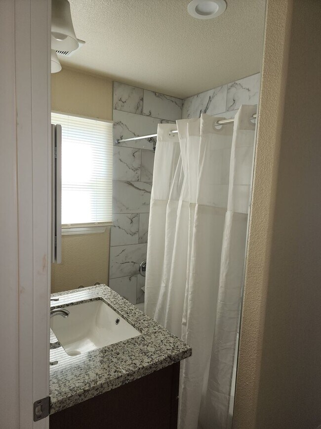 Building Photo - 2 Bedroom 1 Bath with Washer and Dryer Hook-ups