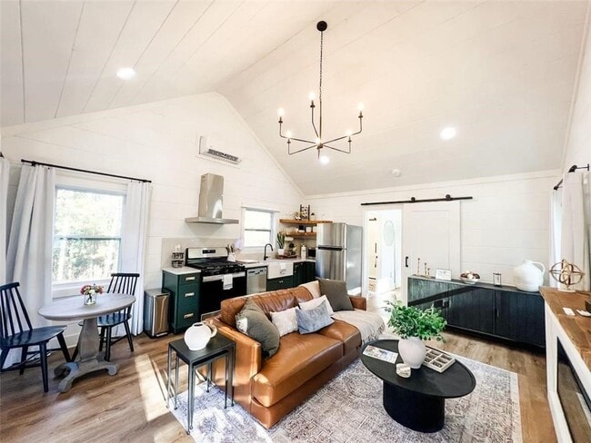 Building Photo - 300 Burbano Creekside Lndg