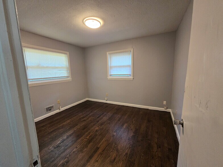 Building Photo - 2297 Glendale Dr