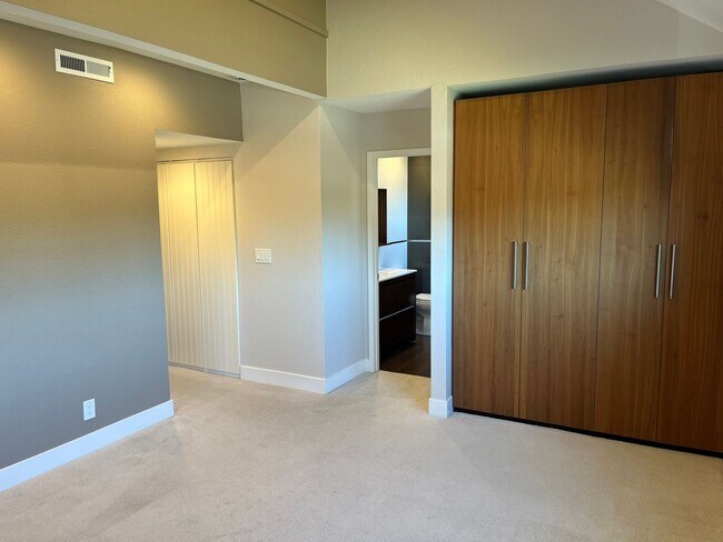 Building Photo - Modern Living Steps from Downtown Mountain View Shopping & Dining!
