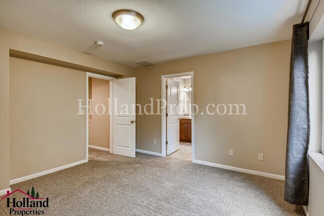 Building Photo - Stunning 3 Bedroom 2.5 Bathroom Home with ...