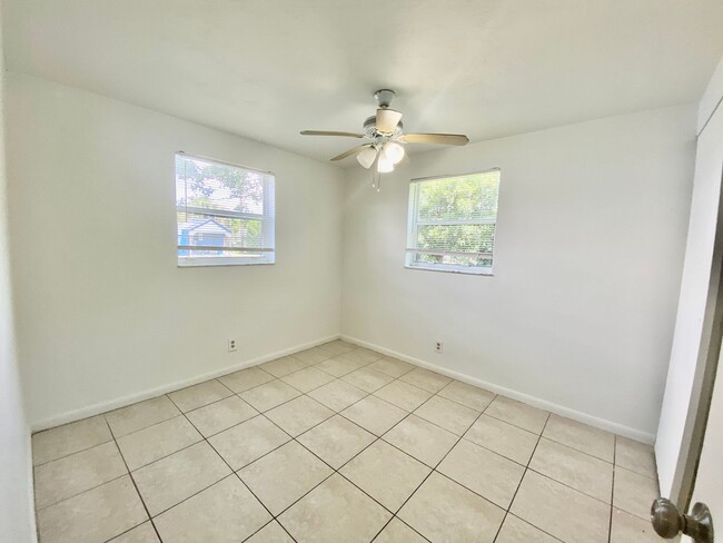 Building Photo - *** LARGE 4 BEDROOM SINGLE FAMILY HOME!***