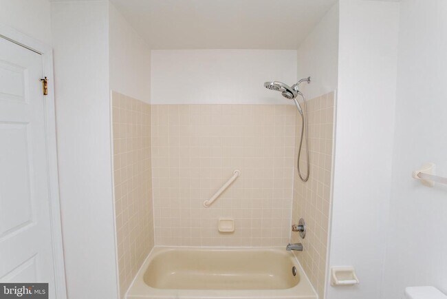 Building Photo - 1108 Julian Dr W