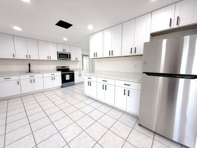 Building Photo - 210 W 23rd St