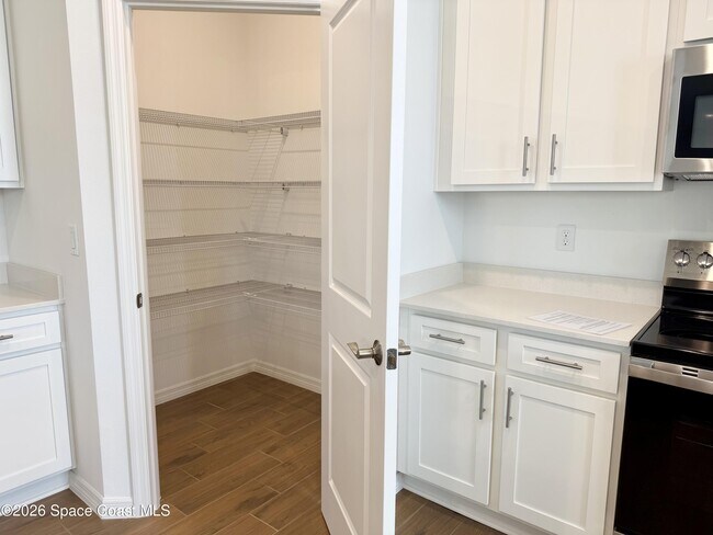 Building Photo - 917 Castleford Ave NE