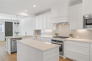 Building Photo - 2702 Parkview Ct