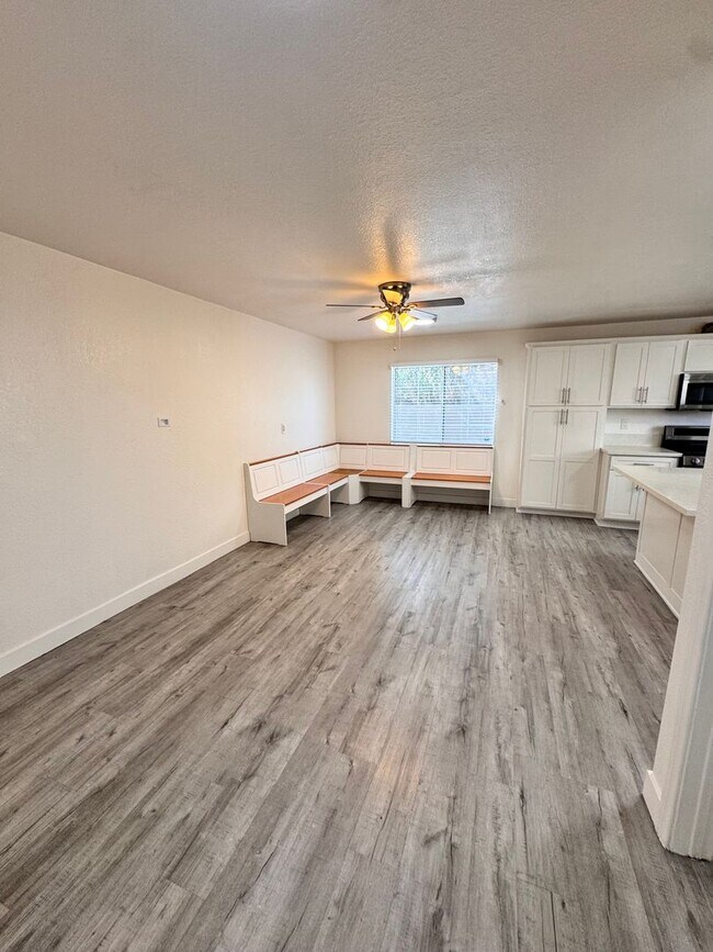Building Photo - 927 Freeman Ave